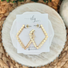 Load image into Gallery viewer, Scallop Diamond Hoops